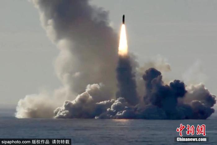資料圖：俄羅斯堪察加半島，俄北方艦隊“尤里·多爾戈魯基”號核潛艇發(fā)射“布拉瓦“洲際彈道導(dǎo)彈。圖片來源：Sipaphoto版權(quán)作品 禁止轉(zhuǎn)載