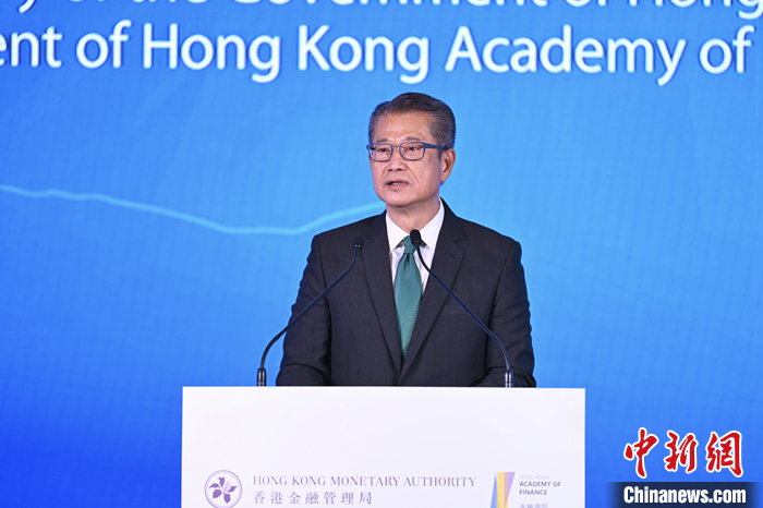 11月3日，香港金融管理局舉辦的國際金融領(lǐng)袖投資峰會在港交所的香港金融大會堂舉行“與國際投資者對話”研討會，特區(qū)政府財政司司長陳茂波作主題演講。 <a target='_blank' href='/'>中新社</a>記者 李志華 攝