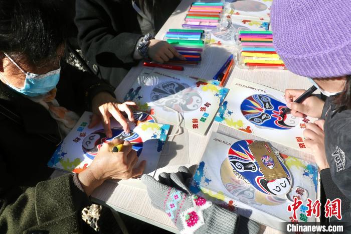 4日，第六屆中國戲曲文化周主場活動在北京園博園舉辦，圖為游客參與互動體驗?！?lt;a target='_blank' href='/'>中新社</a> 易海菲 攝