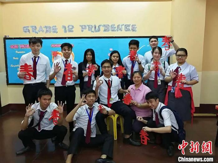 資料圖。圖為吳立喜通過(guò)教授剪紙技藝，為菲律賓能仁中學(xué)高二學(xué)生講述中國(guó)傳統(tǒng)文化?！橇⑾补﹫D