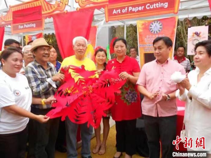 資料圖。吳立喜的剪紙作品受到菲律賓民眾的喜愛?！橇⑾补﹫D