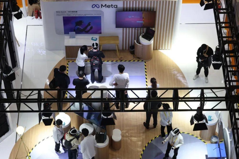 △11月5日，參觀者在第五屆進博會人工智能專區(qū)體驗“元宇宙”應(yīng)用。