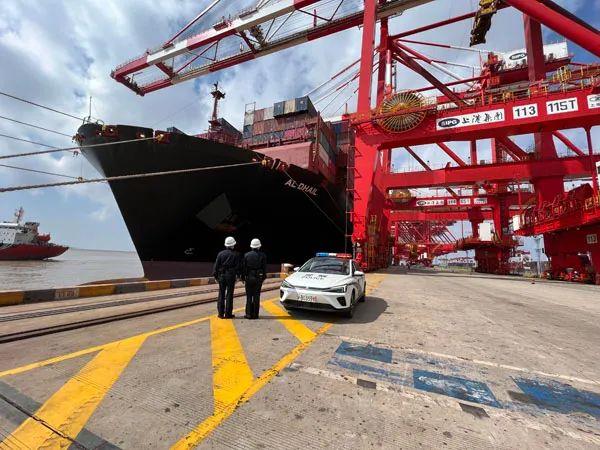 △10月15日，馬紹爾群島籍“阿拉伯迪赫爾”貨輪，運載著第五屆進博會西班牙展品，靠泊洋山深水港四期碼頭。