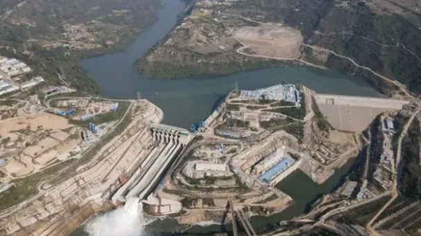 △中巴經(jīng)濟走廊首個水電投資項目——巴基斯坦卡洛特水電站項目將為巴基斯坦提供清潔廉價電力，促進巴綠色發(fā)展。