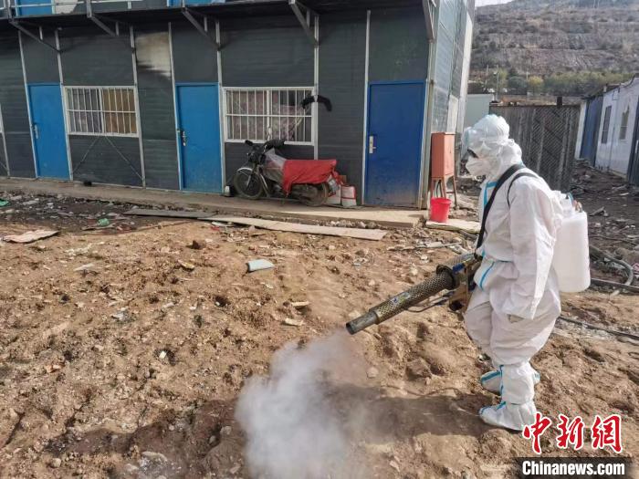 正在進行消殺工作的李曉艷?！±顣云G提供