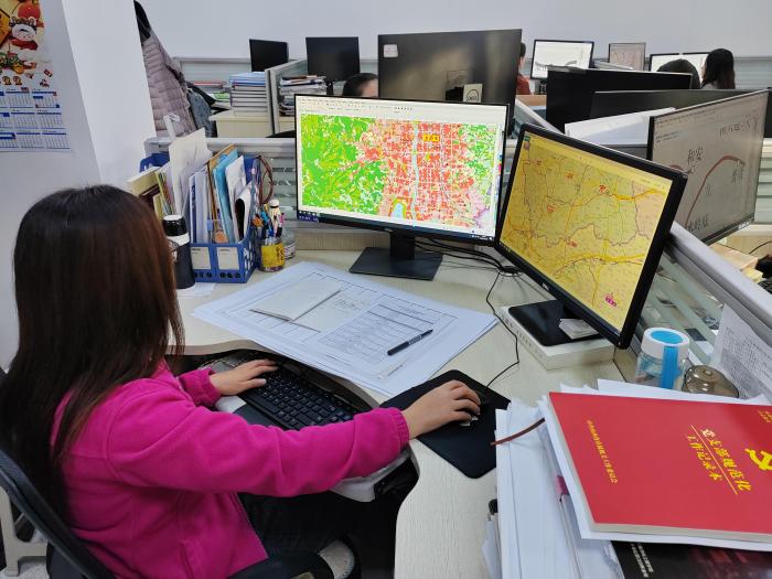 一張紙質(zhì)地圖，制作需要通過測(cè)、編、繪、印四個(gè)步驟。圖為工作人員正在處理外業(yè)調(diào)繪數(shù)據(jù)。　高瑞峰 攝