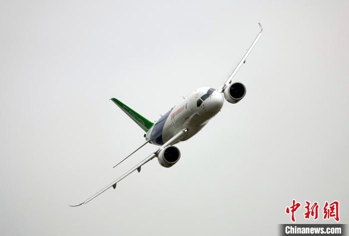 中國(guó)C919大型客機(jī)在航展上進(jìn)行精彩飛行表演?！?lt;a target='_blank' href='/'>中新社</a>記者 孫自法 攝