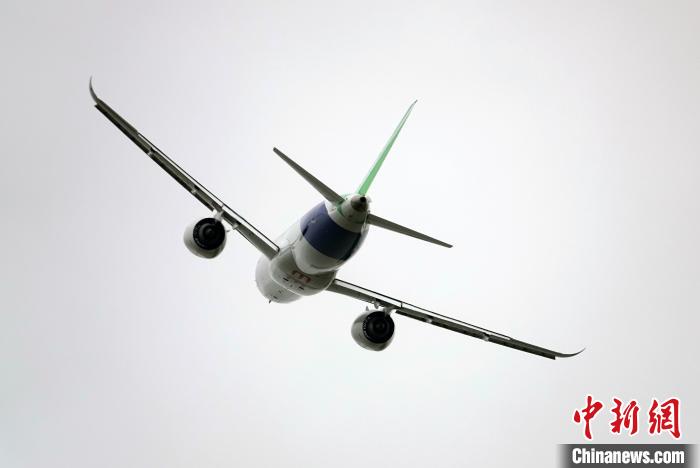 中國(guó)C919大型客機(jī)在航展上進(jìn)行精彩飛行表演?！?lt;a target='_blank' href='/'>中新社</a>記者 孫自法 攝