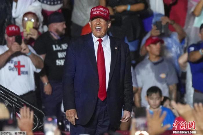 當(dāng)?shù)貢r(shí)間11月5日，特朗普在賓夕法尼亞州拉特羅布的選舉集會上發(fā)表講話。