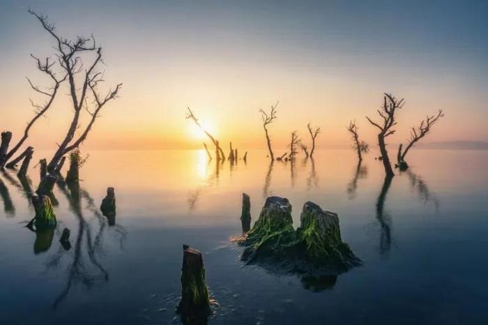 南滇池日出。圖片來(lái)源：臺(tái)灣《經(jīng)濟(jì)日?qǐng)?bào)》