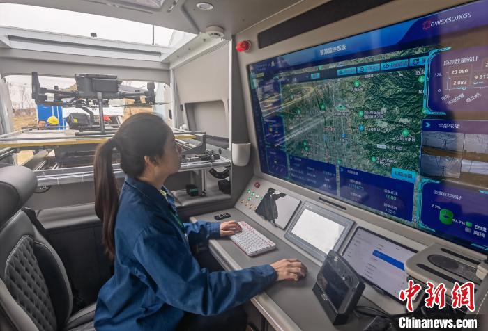 王一慧正在查看智能巡檢系統(tǒng)?！?guó)網(wǎng)山西省電力公司供圖