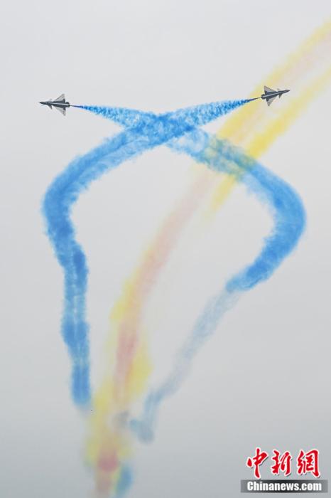 圖為“八一”飛行表演隊(duì)拉起彩煙。