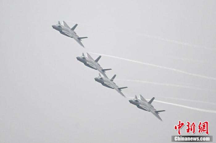 圖為殲-20在航展上表演。