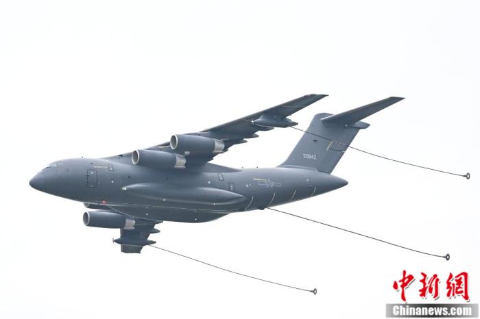 圖為運(yùn)油-20在航展上表演。