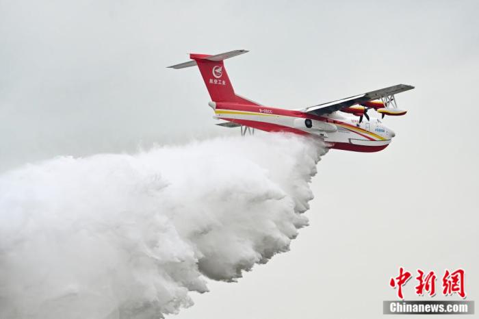 圖為AG600M進(jìn)行飛行表演。