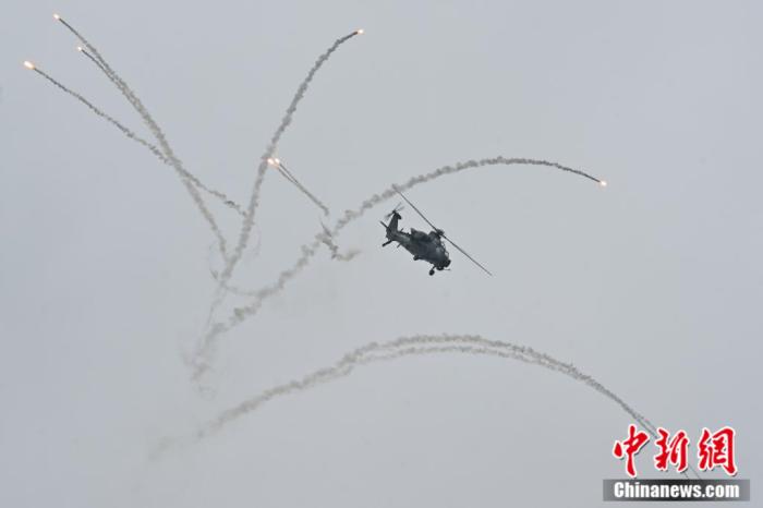 圖為直-10進(jìn)行飛行表演。