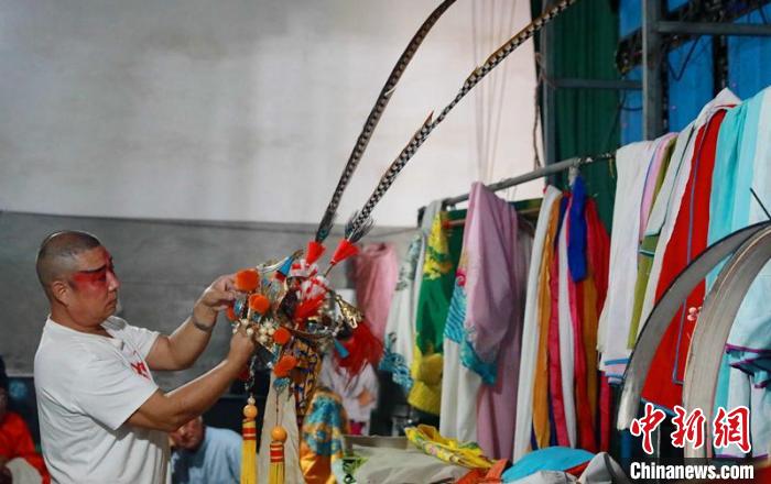 河北省邢臺市任澤區(qū)南路絲弦劇團團員在整理演出盔頭?！∷谓?攝