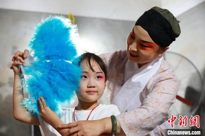 河北省邢臺市任澤區(qū)南路絲弦劇團團員在教當?shù)匦∨笥驯硌荨！∷谓?攝