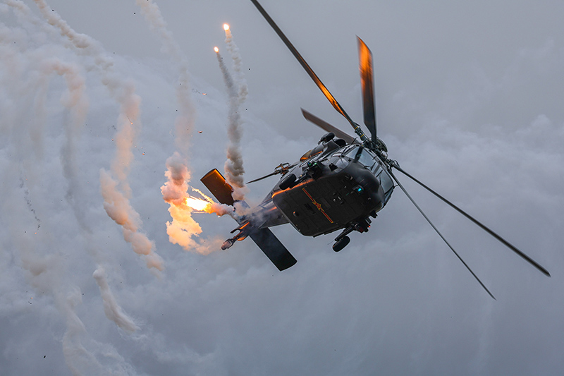 11月8日，直-20武裝直升機(jī)進(jìn)行飛行展示。（圖源：新華社）