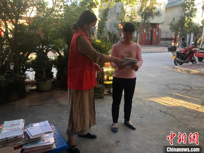 愛溪書屋工作人員送書上門?！「＝ㄊ∥麄鞑坑∷l(fā)行處 供圖