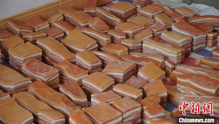 “豬肉石”不僅有著飽滿油亮的“肉皮”，而且每一塊都“肥瘦肉”分明。　韋國(guó)政 攝