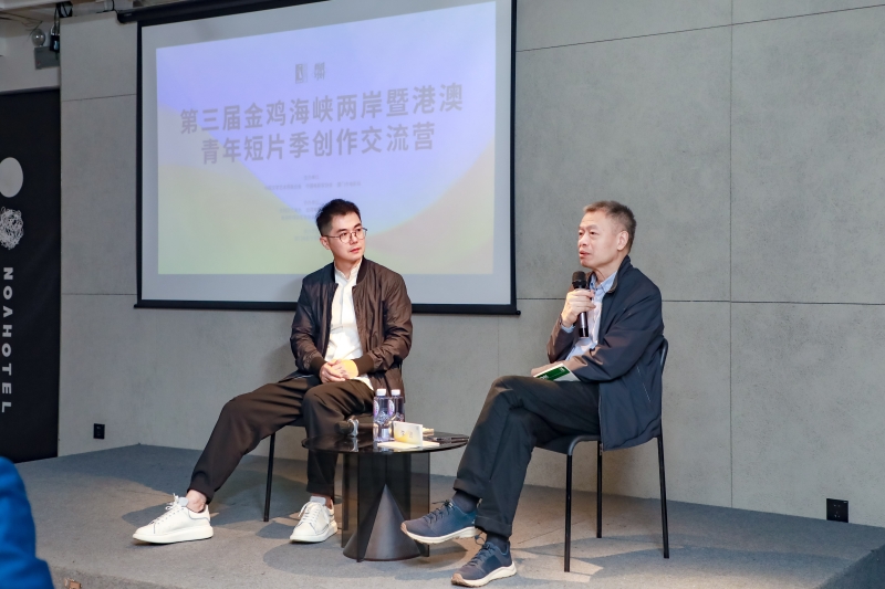 中國金雞百花電影節(jié)國際影展部部長張馳（左），中國電影資料館（中國電影藝術(shù)研究中心）資深研究員李迅（右）