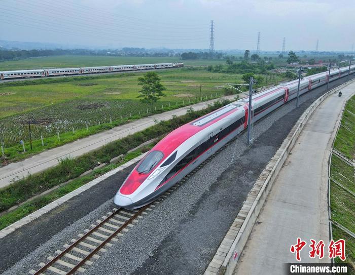 當(dāng)?shù)貢r間11月9日，隨著一列中國制造的高速動車組緩緩駛出萬隆德卡魯爾站，印尼雅萬高鐵試驗段接觸網(wǎng)熱滑試驗全面展開。這也是該動車組首次在雅萬高鐵線路上亮相。 <a target='_blank' href='/'>中新社</a>發(fā) 李培養(yǎng) 攝