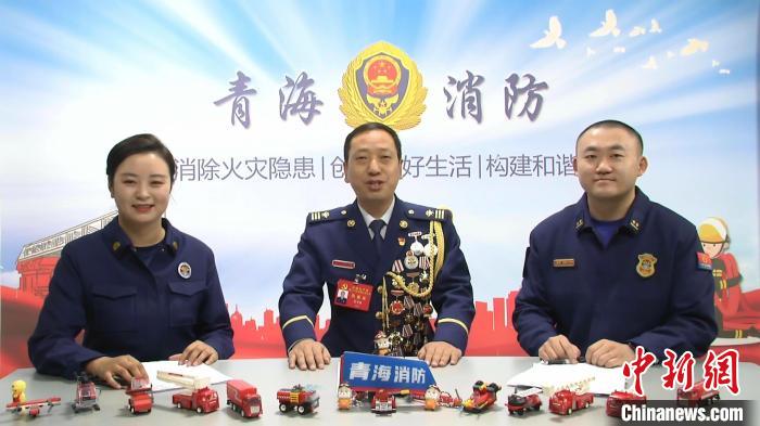 圖為黨的二十大代表巴才洛與網(wǎng)友互動(dòng)交流?！∏嗪Ｏ拦﹫D