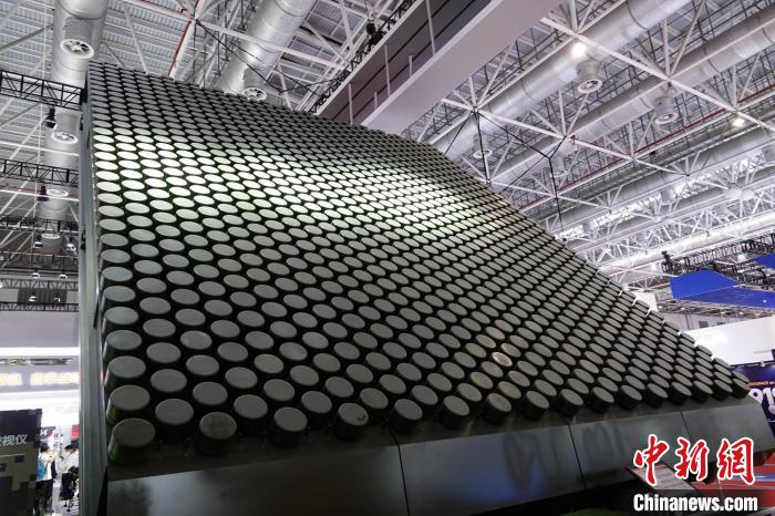 中國電科SLC-18空間監(jiān)視目標(biāo)有源相控陣?yán)走_(dá)亮相航展?！?lt;a target='_blank' href='/'>中新社</a>記者 孫自法 攝