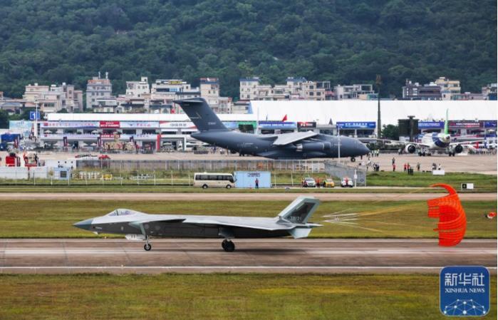 在第十四屆中國航展上，殲-20(前)降落珠海機場后從運油-20前滑過(11月8日攝)。新華社記者 劉大偉 攝