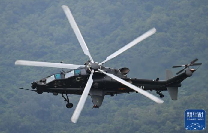 AG600M全狀態(tài)新構型滅火機在第十四屆中國航展上進行投水演示(11月8日攝)。新華社記者 劉大偉 攝