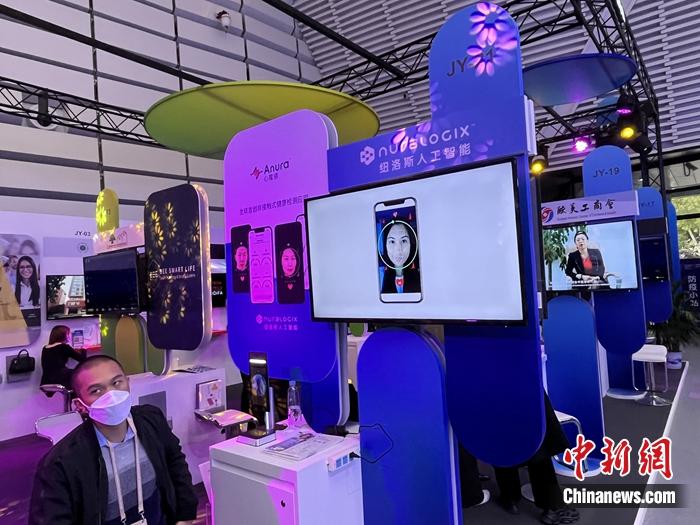 刷臉測(cè)試健康狀態(tài)。<a target='_blank' href='/' >中新網(wǎng)</a>記者 吳濤 攝