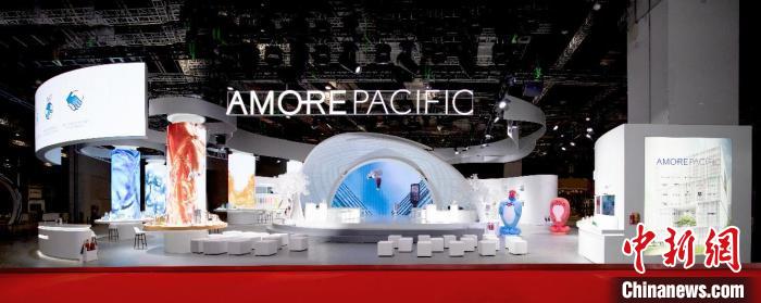 本次進(jìn)博會(huì)上，愛(ài)茉莉太平洋展臺(tái)以 “愛(ài)茉莉之心”為設(shè)計(jì)靈感?！?ài)茉莉太平洋供圖