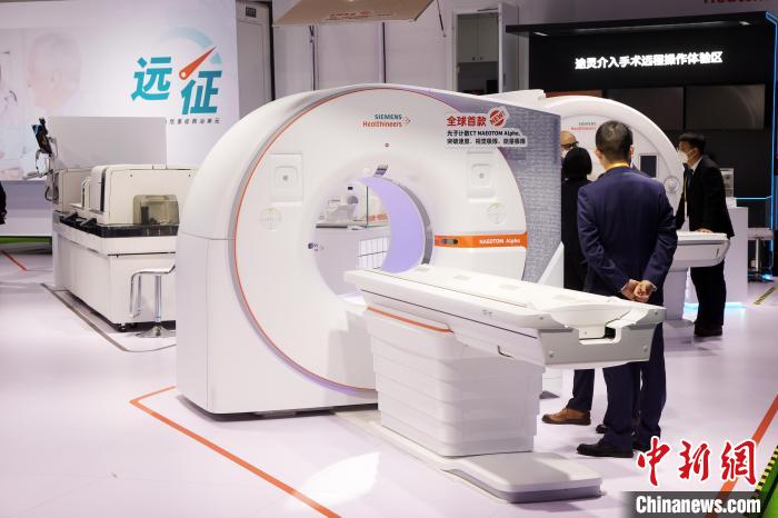 西門(mén)子全球首款光子計(jì)數(shù)CT NAEOTOM Alpha亮相本屆進(jìn)博會(huì)完成亞洲首展?！珡┛?攝