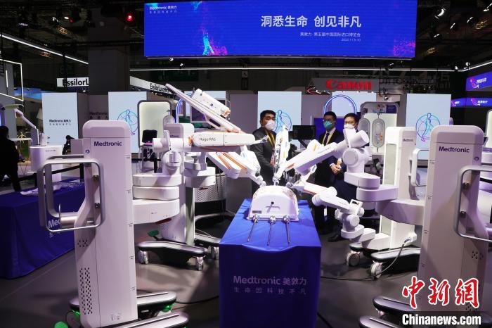 美敦力“機(jī)器人總動(dòng)員”，三大手術(shù)輔助機(jī)器人解決方案集體亮相?！珡┛?攝