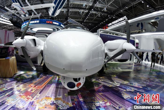 中國航展上，中國電科參展的“戰(zhàn)鴻”載人固定翼空中應(yīng)急指揮機(jī)?！?lt;a target='_blank' href='/'>中新社</a>記者 孫自法 攝