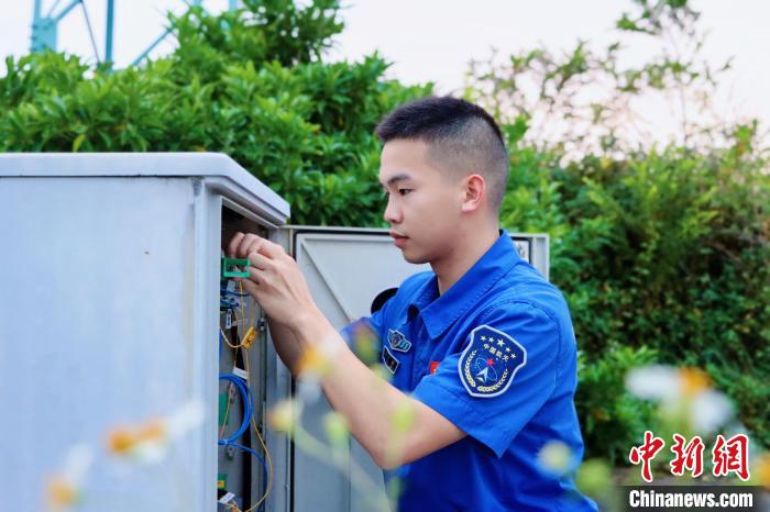 圖為駱文斌在點號排查故障。　魯浩 　攝