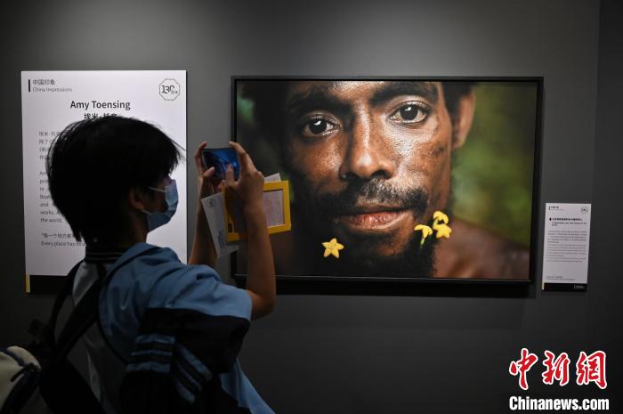 圖為攝影作品《以花飾而自豪的米卡姆布特人》?！∮峋?攝