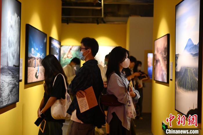 攝影佳作吸引參觀者?！∮峋?攝