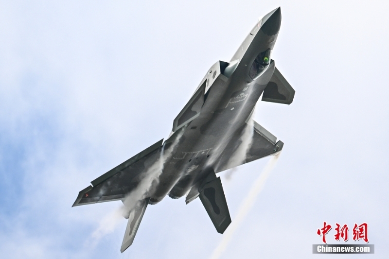 第十四屆中國航展:多型戰(zhàn)機(jī)勁舞長空為中國空軍慶生