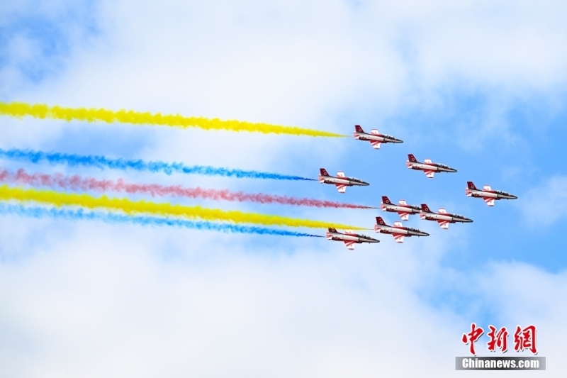 第十四屆中國航展:多型戰(zhàn)機(jī)勁舞長空為中國空軍慶生