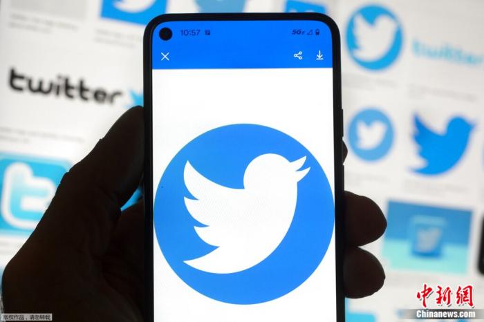 資料圖：2022年10月14日，波士頓的手機(jī)上顯示推特logo。