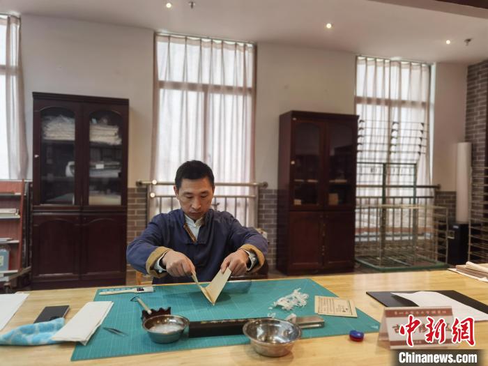 圖為中醫(yī)古籍修復(fù)展示?！≈苎嗔?攝