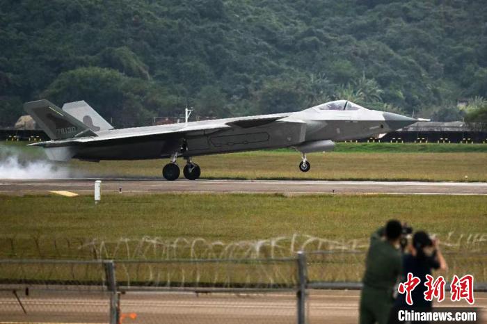 殲-20完成飛行展示后降落在航展現(xiàn)場?！￡愺K旻 攝