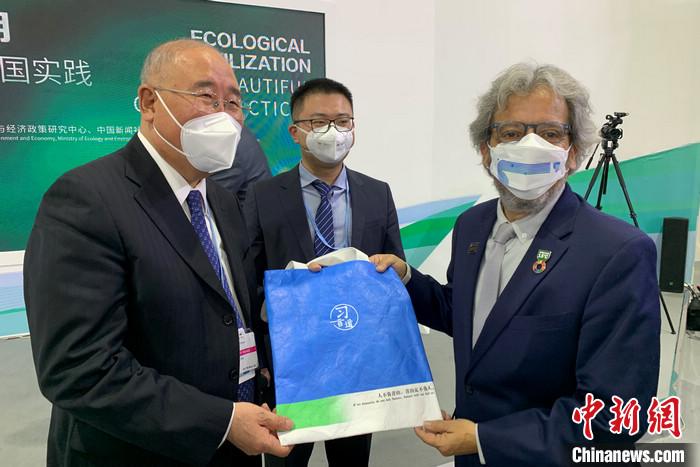 解振華特使向COP20主席、秘魯前環(huán)境部長比達爾贈送“習言道”紀念品。<a target='_blank' href='/' >中新網(wǎng)</a>記者 陳天浩 攝