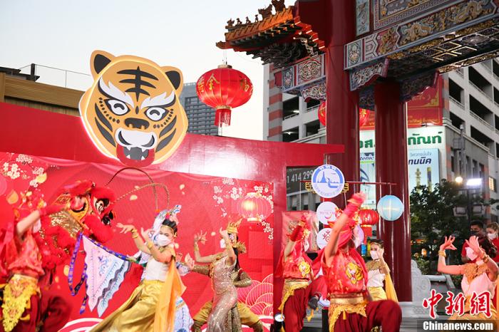 資料圖：2022年1月29日，“點(diǎn)亮耀華力”春節(jié)燈光展在泰國(guó)曼谷唐人街開(kāi)幕，藝術(shù)家們?cè)陂_(kāi)幕式上表演。 <a target='_blank' href='/'>中新社</a>記者 王國(guó)安 攝