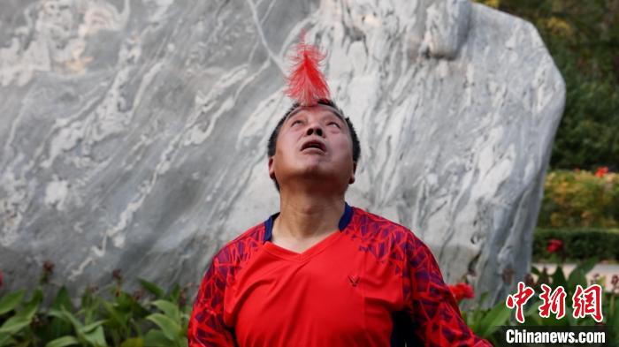 圖為白賀成表演花樣踢法“喜鵲登枝”?！￡罢袂?攝