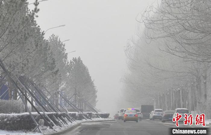 車輛在霧中緩慢行駛?！「啐埌?攝