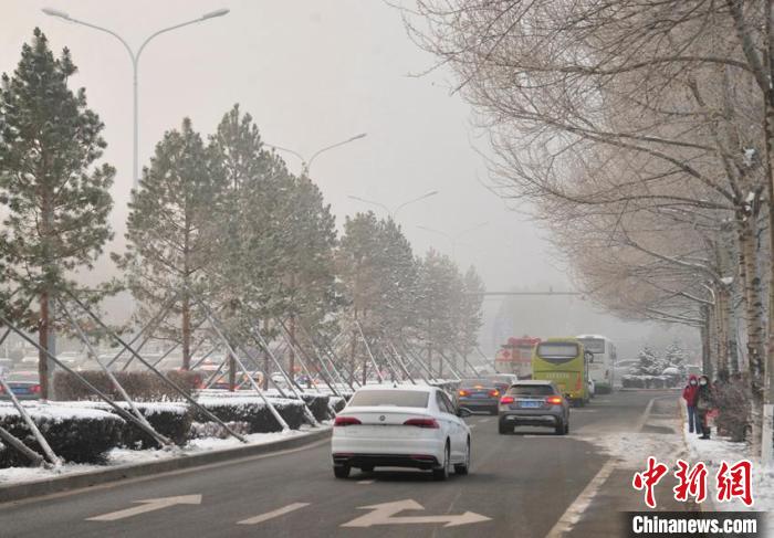 車輛在霧中緩慢行駛?！「啐埌?攝