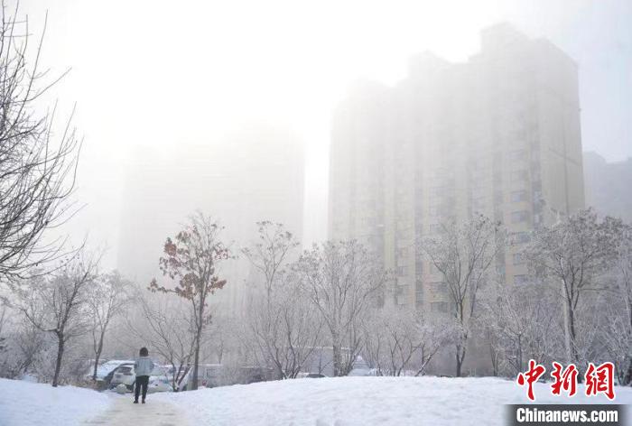 城市中的建筑物在霧氣中若隱若現(xiàn)?！「啐埌?攝